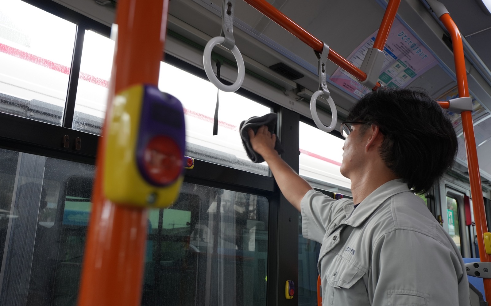 バス車内の清掃作業の様子